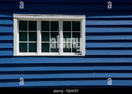 Weißen Fenstern in einer blauen Wand Stockfoto