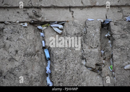 Noten angefüllt in Ritzen in der westlichen Mauer in der Altstadt von Jerusalem Stockfoto