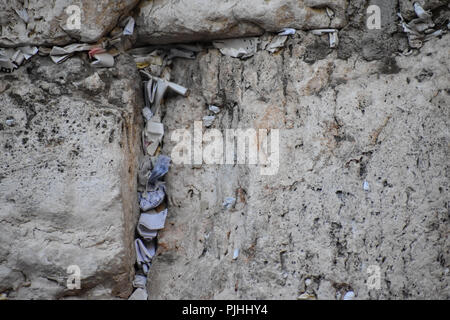 Noten angefüllt in Ritzen in der westlichen Mauer in der Altstadt von Jerusalem Stockfoto