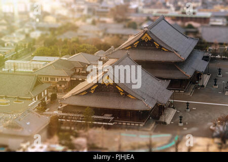 Luftaufnahme von Kyoto Higashi Honganji Tempel. Aus dem 17. Jahrhundert und von jodo Buddhismus besessen, es war die größte hölzerne Dachkonstruktion in der Welt. Stockfoto