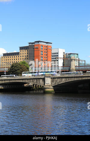 George V Straßenbrücke über den Fluss Clyde in Glasgow, Schottland, Großbritannien Stockfoto