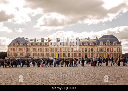 Scharen von Touristen Futter bis zum berühmten Schloss Versailles in Paris zu geben Stockfoto