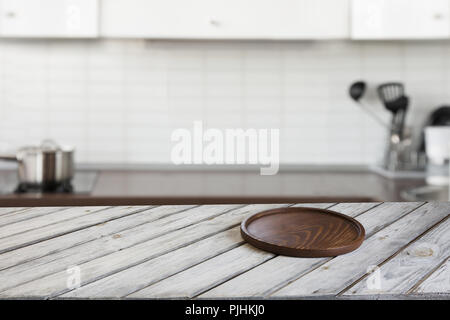 Unscharfer Hintergrund. Moderne defokussierten Küche mit Holz- Tischplatte. Stockfoto