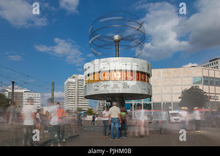 Berlin, Deutschland - 5 September 2018: Blick auf die Weltzeituhr auf dem Alexanderplatz in Berlin. Die Weltzeituhr ist ein beliebter Treffpunkt für die Tour Stockfoto