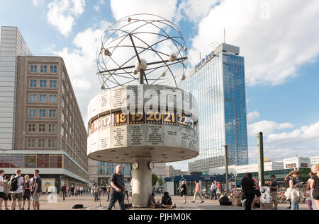 Berlin, Deutschland - 5 September 2018: Blick auf die Weltzeituhr auf dem Alexanderplatz in Berlin. Die Weltzeituhr ist ein beliebter Treffpunkt für die Tour Stockfoto