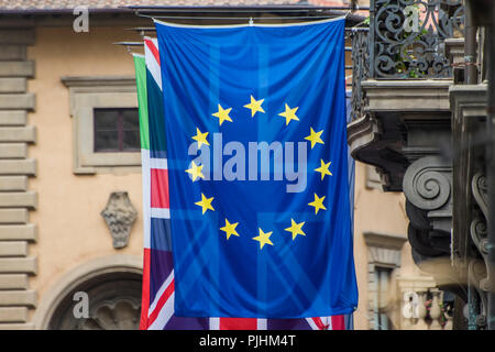 Eine EU-Flagge neben ein Britisches außerhalb ein Geschäft mit britische Waren in Florenz. Sehenswürdigkeiten von Florenz. Stockfoto