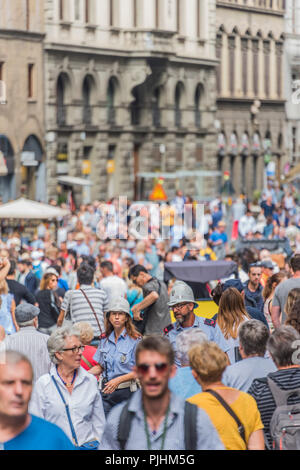 Touristische Polizei in weißen Helme patrouille unter den Massen in der Via Dello Studio - Sehenswürdigkeiten von Florenz. Stockfoto