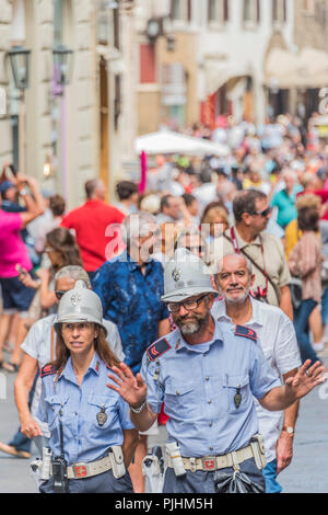 Touristische Polizei in weißen Helme patrouille unter den Massen in der Via Dello Studio - Sehenswürdigkeiten von Florenz. Stockfoto