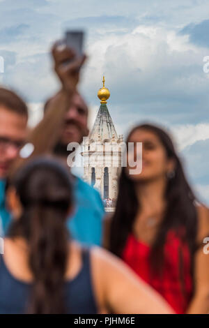 Dramatische Aussicht auf den Dom von der Spitze des Turms, eine perfekte Palce selfies zu nehmen - Palazzo Vecchio, befestigte, 13. Jahrhundert Gehäuse großzügig eingerichtete Kammern & verzierten Innenhöfe und einen Turm mit herrlichem Blick über die Stadt und den Dom, Piazza della Signoria, Sehenswürdigkeiten von Florenz. Stockfoto