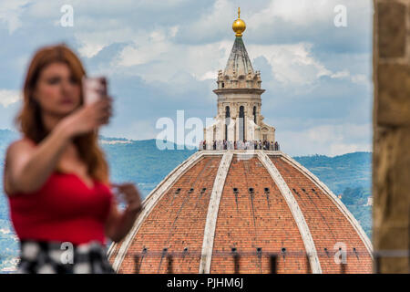 Dramatische Aussicht auf den Dom von der Spitze des Turms, eine perfekte Palce selfies zu nehmen - Palazzo Vecchio, befestigte, 13. Jahrhundert Gehäuse großzügig eingerichtete Kammern & verzierten Innenhöfe und einen Turm mit herrlichem Blick über die Stadt und den Dom, Piazza della Signoria, Sehenswürdigkeiten von Florenz. Stockfoto