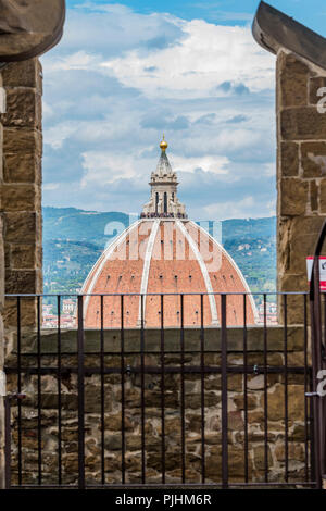 Dramatische Aussicht auf den Dom von der Spitze des Turms, eine perfekte Palce selfies zu nehmen - Palazzo Vecchio, befestigte, 13. Jahrhundert Gehäuse großzügig eingerichtete Kammern & verzierten Innenhöfe und einen Turm mit herrlichem Blick über die Stadt und den Dom, Piazza della Signoria, Sehenswürdigkeiten von Florenz. Stockfoto