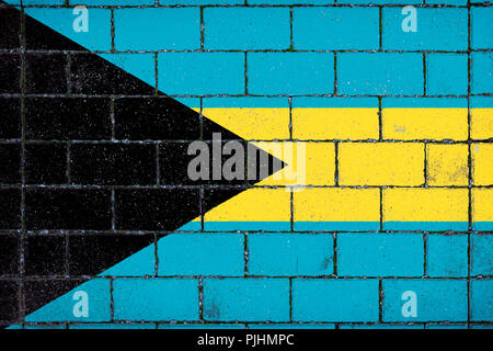 Flagge der Bahamas vor dem Hintergrund einer Stein bedeckt mit Moos Stockfoto