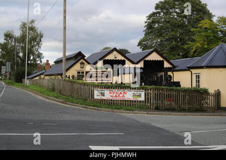 Llanfair und Welshpool Light Railway Station am Llanfair Caereinion auf die A458 in Richtung Bahnhof Gebäude auf dem Dampf Gala Wochenende 2018 Stockfoto
