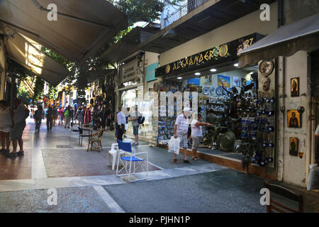 Plaka Athen Griechenland Street Scene Touristen Einkaufen Stockfoto