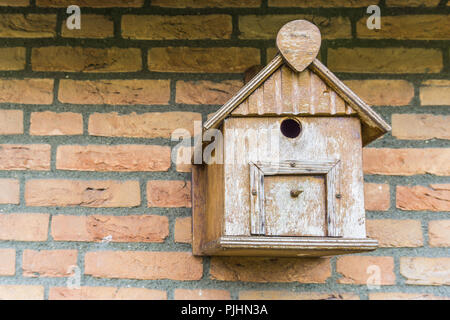 Handgefertigt aus Holz Vogel Haus Unterschlupf für Vögel Aufhängen an die Wand Stockfoto