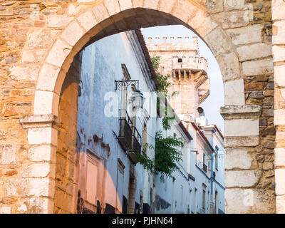 13. jahrhundert Eingang zum Schloss in Estremoz Estremoz, Portugal. Tres Coroas (Drei Kronen) Turm im Hintergrund. Stockfoto