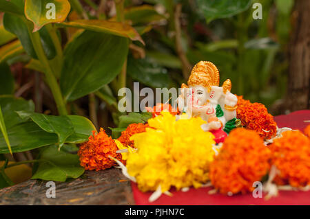 Miniatur Idol von Lord Ganesha, der hinduistische Gott der Weisheit. 10-tägige Ganpati festival Verehrung Lord Ganesha beginnt 13. September 2018. Stockfoto