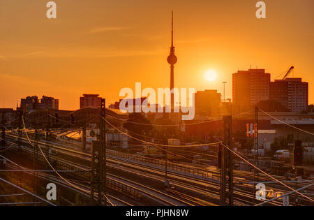 Sonnenuntergang am berühmten Fernsehturm in Berlin, Deutschland Stockfoto