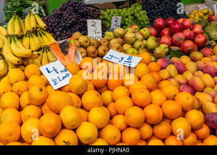 Stapel von Orangen und andere Früchte zum Verkauf auf einem Markt in London Stockfoto