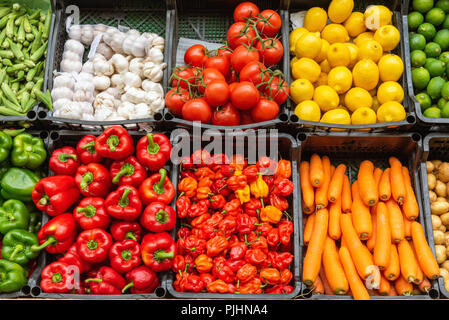 Bunte Anzeige von Gemüse zum Verkauf auf einem Markt in London gesehen Stockfoto