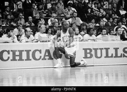 NBA Superstar Michael Jordan wartet ein Spiel früh in seiner Karriere im Chicago Stadium zu 1984 eingeben. Stockfoto