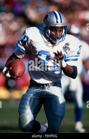 Detroit Lions Hall of Fame NFL zurück läuft, Barry Sanders tacklers entzieht, während eines Fußballspiels gegen die Green Bay Packers im Jahre 1993. Stockfoto