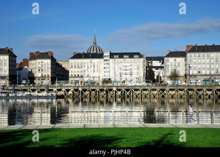 Frankreich, Pays de la Loire, Nantes, Loire-Atlantique Abteilung Stadt, Gebäude auf dem Dock von La Fosse entlang der Loire von der Insel von Nantes gesehen. Stockfoto