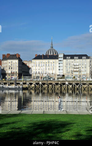 Frankreich, Pays de la Loire, Nantes, Loire-Atlantique Abteilung Stadt, Gebäude auf dem Dock von La Fosse entlang der Loire von der Insel von Nantes gesehen. Stockfoto