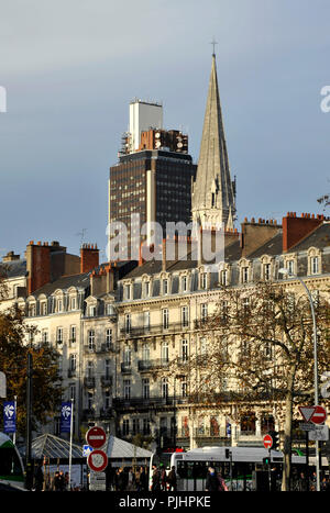 Frankreich, Pays de la Loire Region, Loire-Atlantique Abteilung, downton Nantes, Gebäude am Place du Commerce in Vordergrund, Tour durch Großbritannien und den Turm von St. Nicolas Kirche zurück. Stockfoto