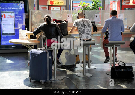 Frankreich, Nantes, Reisende in der Multimedia Raum in der Abflughalle von Bahnhof sitzt, Internetzugang, Steckdosen. Stockfoto