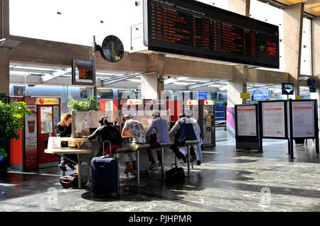 Frankreich, Nantes, Reisende in der Multimedia Raum in der Abflughalle von Bahnhof sitzt, Internetzugang, Steckdosen. Stockfoto