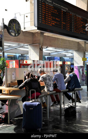 Frankreich, Nantes, Reisende in der Multimedia Raum in der Abflughalle von Bahnhof sitzt, Internetzugang, Steckdosen. Stockfoto