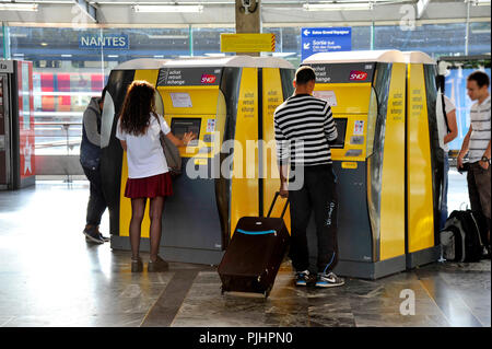 Frankreich, Nantes, Reisende in der Abflughalle von Bahnhof, Leute Tickets kaufen bei Ticket Maschine klemmen. Stockfoto