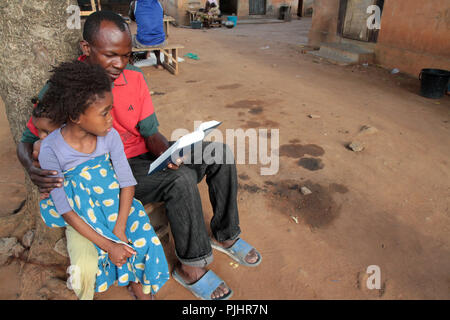 Ein Vater und eine Tochter die Bibel lesen. Lome. Togo. Stockfoto