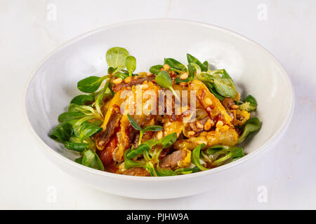 Ente tempura mit Salat und Sauce Stockfoto