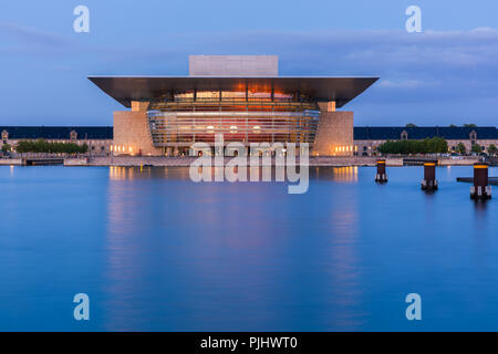 Die Kopenhagener Opernhaus (in der Regel die Dänische genannt Operaen, buchstäblich die Oper) ist die nationale Oper von Dänemark, und zu den Modernsten o Stockfoto