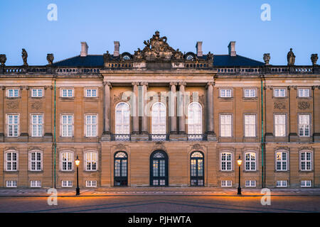 Schloss Amalienborg ist die Heimat der dänischen Königsfamilie, und in Kopenhagen, Dänemark. Es besteht aus vier identischen Klassische palace Fassaden mit Stockfoto