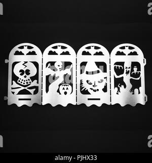 Halloween Hintergrund mit Geistern, Kürbisse und Totenkopf auf schwarzem Hintergrund Stockfoto