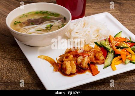 Garnelen mit pikanter Sauce und Reis Stockfoto