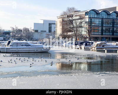 Boote auf Brayford Pool Marina Lincoln, lincolnshire an einem gefrorenen Wintertag Stockfoto