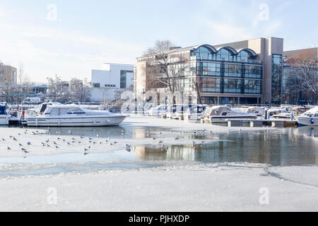 Boote auf Brayford Pool Marina Lincoln, lincolnshire an einem gefrorenen Wintertag Stockfoto