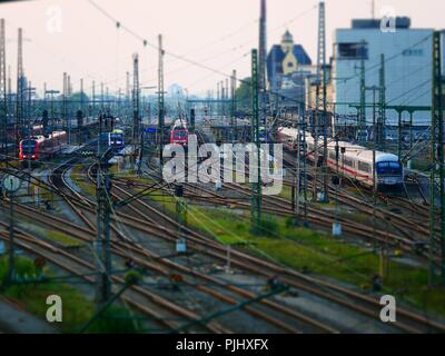Tilt Shift Bild der Züge zum Hauptbahnhof in Augsburg, Deutschland Stockfoto