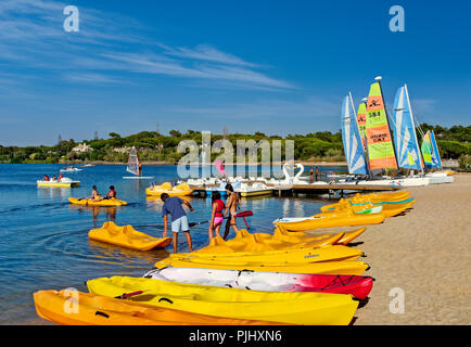 Portugal, Algarve, wtaersports auf der Quinta do Lago See Stockfoto