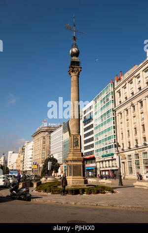 Spanien, Galizien, A Coruña, Avenida Marina, historische Spalte Denkmal gegenüber neuen verglasten waterfront Gebäude Stockfoto