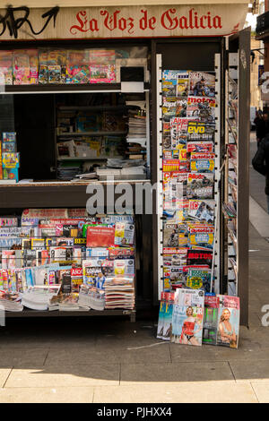 Spanien, Galizien, A Coruña, Rua Barrera, La Voz de Galicia, Stimme von Galicien, News stand Stockfoto