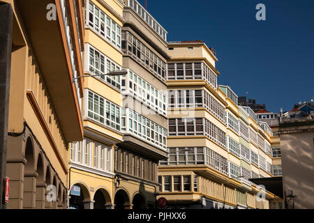 Spanien, Galizien, A Coruña, Rua Pio XII, moderne Gebäude gegenüber Mercado Municipal de Santo Agostiño in einem traditionellen Stil und Architektur Stockfoto