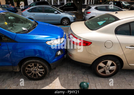 Spanien, Cadiz, Alameda Apodaca, schreckliche Parken, Auto gegen die Stoßstange des Nachbarn geparkt Stockfoto