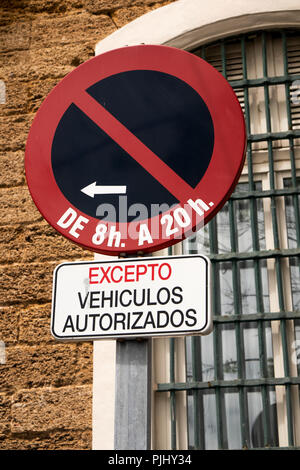 Spanien, Cadiz, Avenida Ramón de Carranza, Parkplatz Einschränkung Zeichen Stockfoto