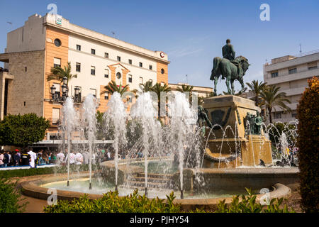 Spanien, Jerez de la Frontera Plaza de Arenal, Bürgerkrieg Denkmal in der Mitte des zentralen Brunnen Stockfoto