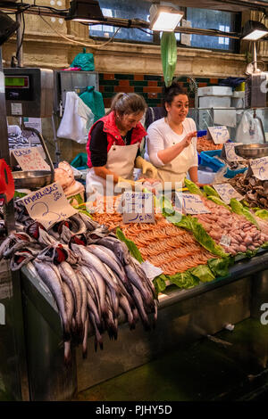 Spanien, Jerez de la Frontera Plaza de Abastos, Mercado Central, central Fischmarkt, weibliche Standbesitzer Stockfoto